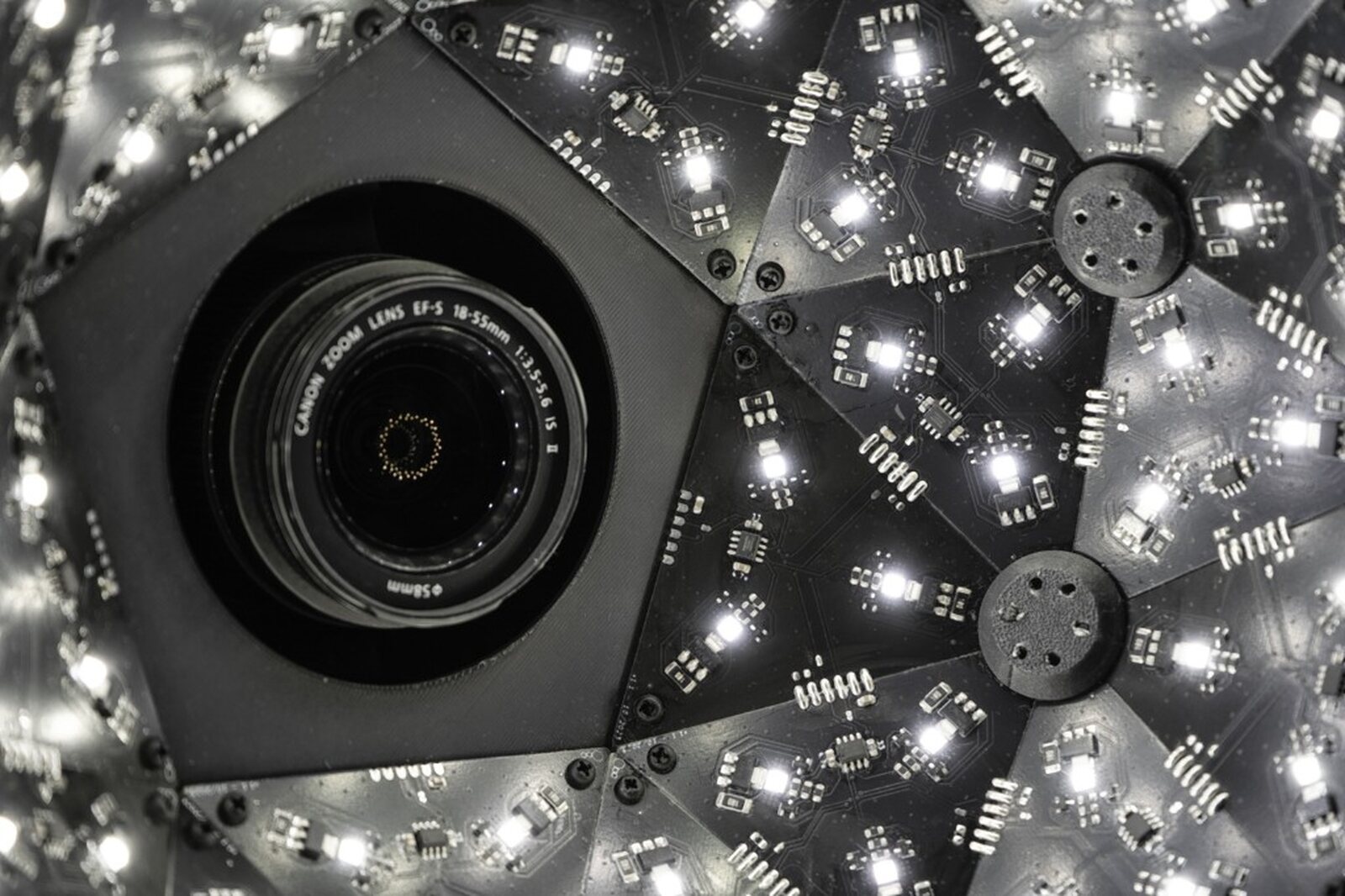 Dôme d’acquisition Mercurio Imaging : objectif entouré d’une géode de LED