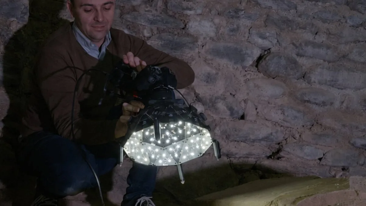 Opérateur Mercurio utilisant le dôme ASTERIA sur site pour documenter un fragment lapidaire