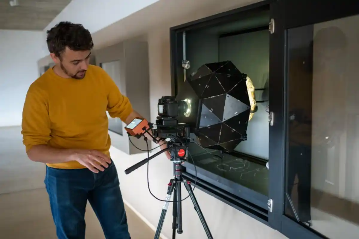 Opérateur Mercurio utilisant le dôme CEOS en mission terrain